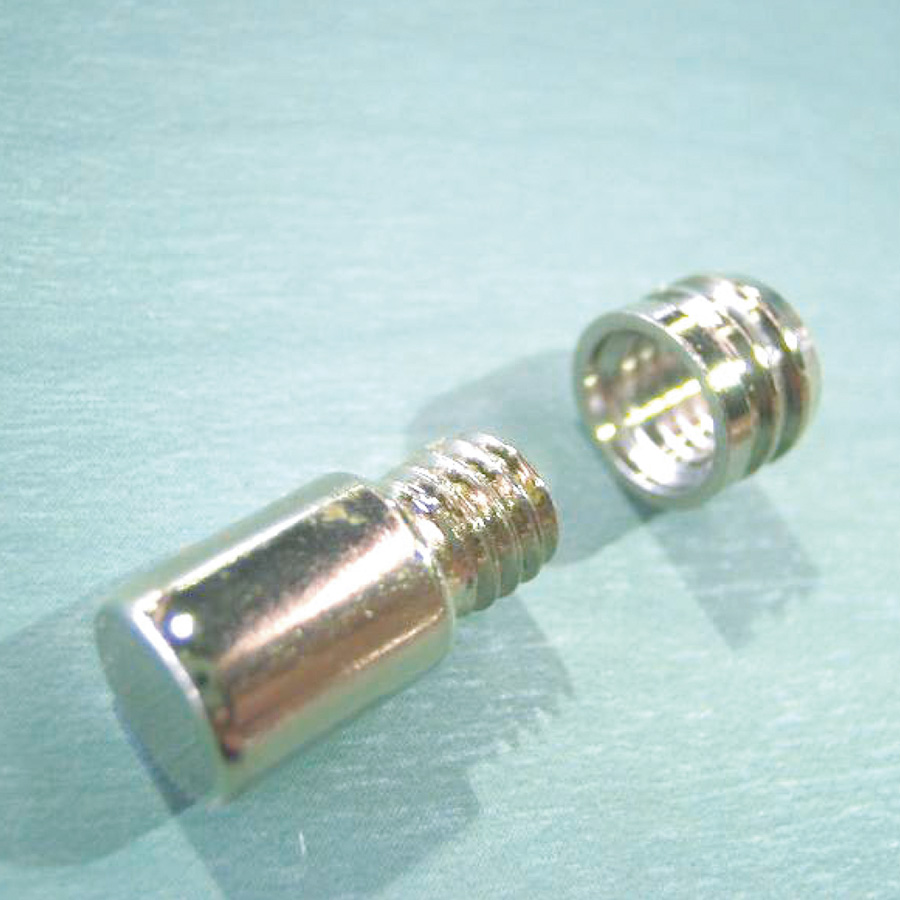棚受けにはネジ式の金ダボを使用しており、抜け落ちる心配もありません。